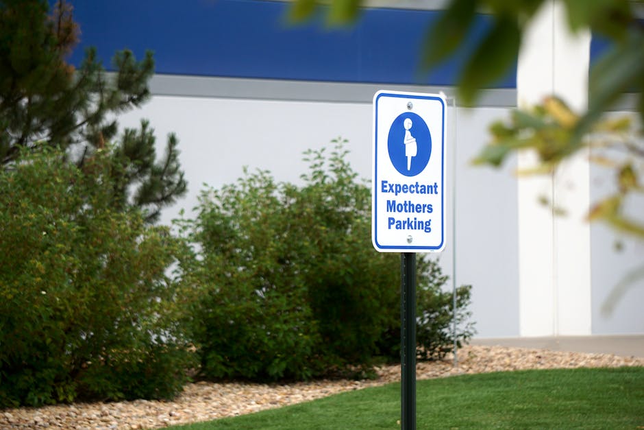 Image of a person holding a sign with the words 'Setting Clear Expectations'
