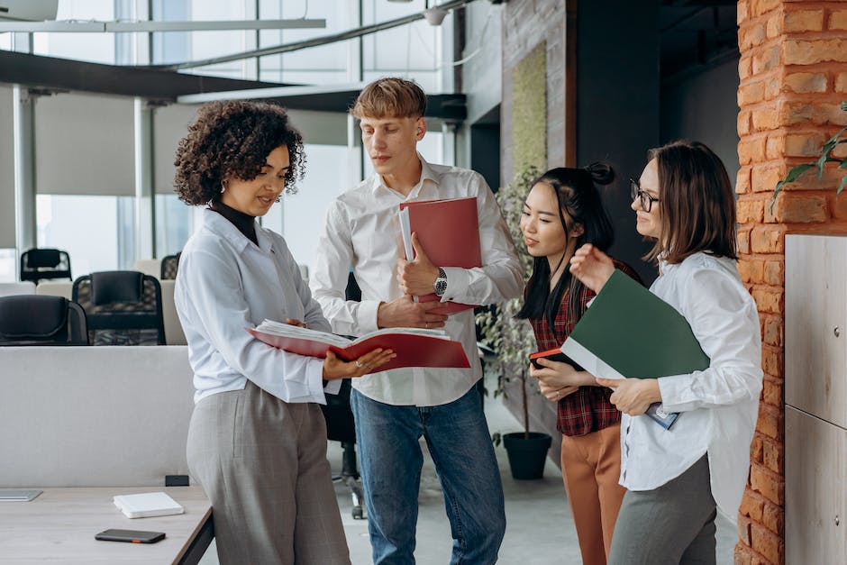 A picture showing a manager discussing tasks with employees, representing the transactional management style